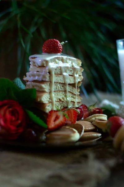 Frühstück Pfannkuchen Mit Hausgemachte Amerikanische Pfannkuchen Serviert Mit Kondensmilch Frischen — Stockfoto