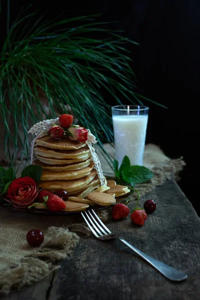 Frühstück Pfannkuchen Mit Hausgemachte Amerikanische Pfannkuchen Serviert Mit Kondensmilch Frischen — Stockfoto