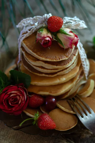 Frühstück Pfannkuchen Mit Hausgemachte Amerikanische Pfannkuchen Serviert Mit Frischen Erdbeerkirschen — Stockfoto
