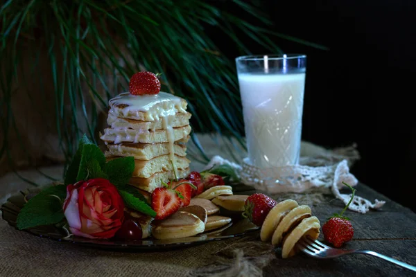 Pfannkuchen Mit Blumen Und Erdbeeren Auf Einem Holztisch — Stockfoto