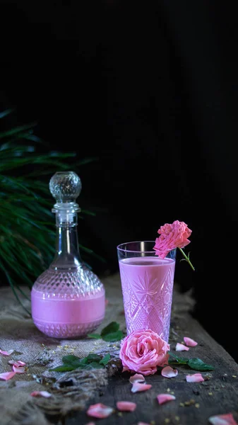 Leite Ayurvédico Rosas Uma Forma Bebida Relaxante Moda Antes Dormir — Fotografia de Stock