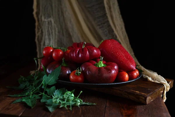 Rustikales Gemüse Liegt Auf Einem Holztisch Paprika Tomaten Vegetarisches Bio Stockbild