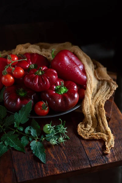 Rustikales Gemüse Liegt Auf Einem Holztisch Paprika Tomaten Vegetarisches Bio lizenzfreie Stockfotos
