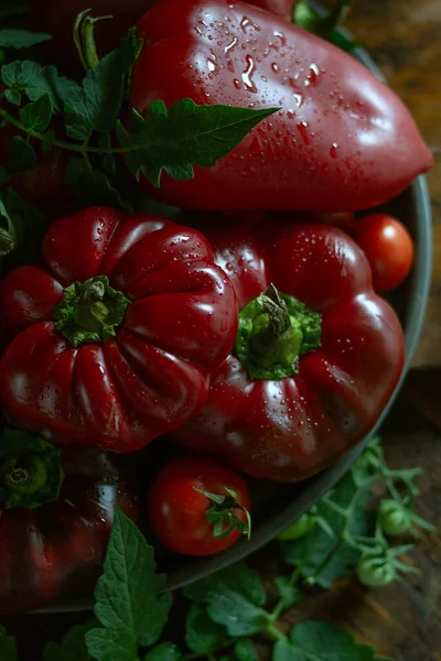 Rustikales Gemüse Liegt Auf Einem Holztisch Paprika Tomaten Vegetarisches Bio lizenzfreie Stockfotos