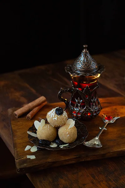 Türkische Halva Und Tee Einem Schönen Türkischen Gericht Auf Einem Stockbild