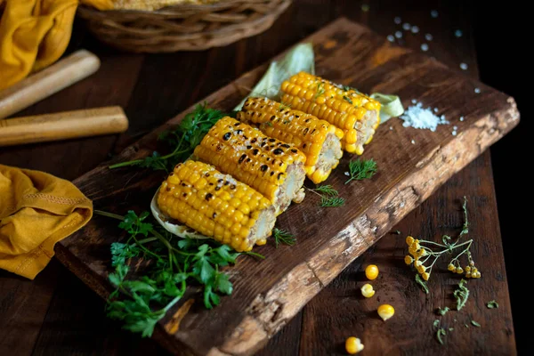 Frisch Gebackene Maiskolben Mit Koriander Auf Rustikalem Holzgrund Gesunde Vegetarische Stockbild