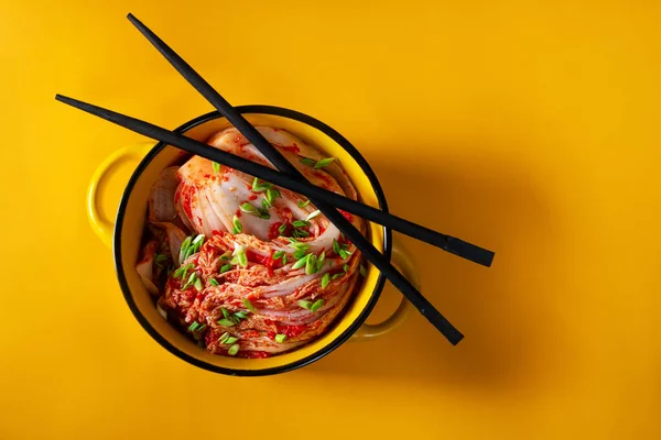 Kimchi Kohl Einer Schüssel Mit Stäbchen Auf Farbigem Hintergrund Draufsicht Stockbild