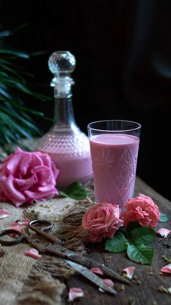 Ayurvedische Rosenmontagsmilch Eine Trendige Entspannungsform Vor Dem Schlafengehen Milch Mit lizenzfreie Stockbilder