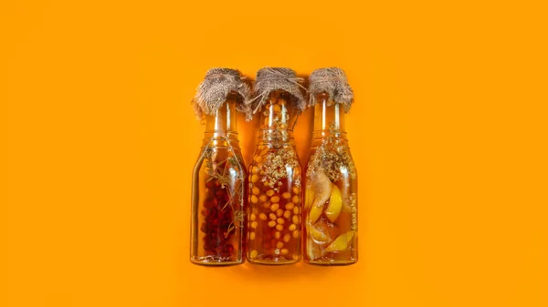 Hausgemachte Fermentierte Kombucha Mit Beeren Kräutern Und Holunder Gesundes Natürliches Stockbild