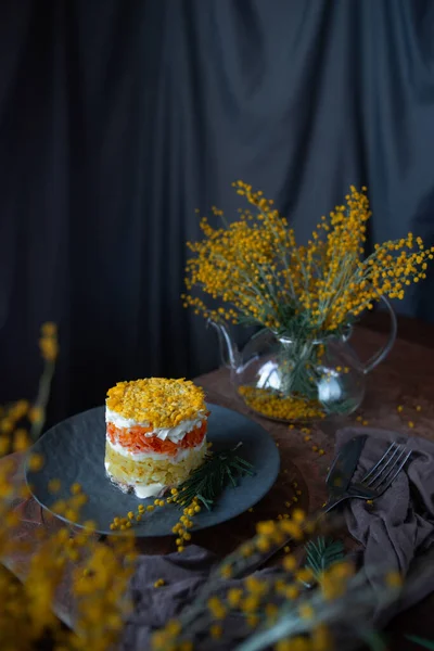 Traditioneller Russischer Salat Mimosa Dekoriert Mit Blühenden Mimosenzweigen Blätterteigsalat Mit — Stockfoto