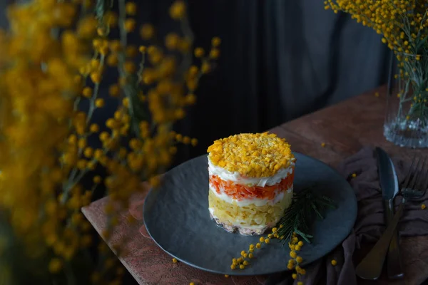 Traditioneller Russischer Salat Mimosa Dekoriert Mit Blühenden Mimosenzweigen Blätterteigsalat Mit — Stockfoto