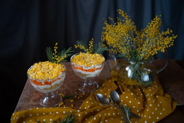 Traditioneller Russischer Salat Mimosa Dekoriert Mit Blühenden Mimosenzweigen Blätterteigsalat Mit Stockbild