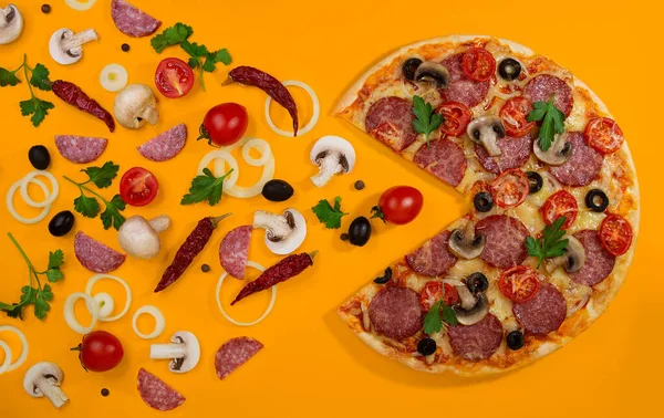 Kreative Attrappe Heißer Leckerer Pizza Und Zutaten Auf Sommerorangefarbenem Hintergrund lizenzfreie Stockbilder