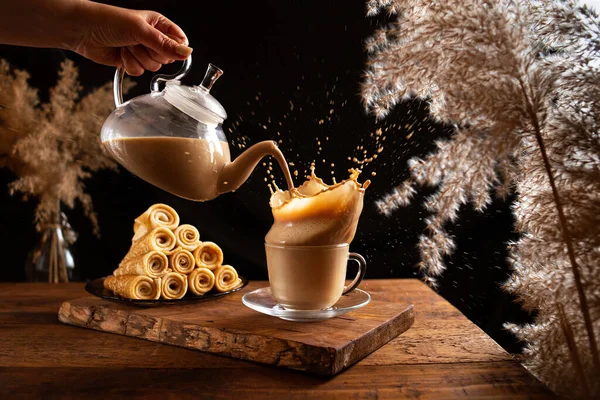 Spritzer Kaffee Kakao Auf Braunem Hintergrund Bewegung Einfrieren Schöne Gläser Stockfoto