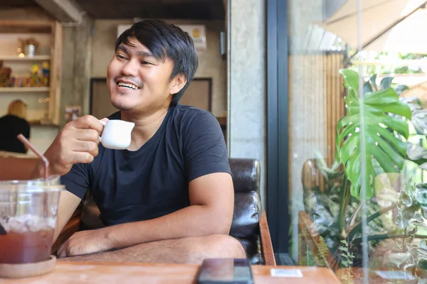 Retrato Homem Asiático Sentado Café Com Uso Smartphone Homem Sorrindo — Fotografia de Stock