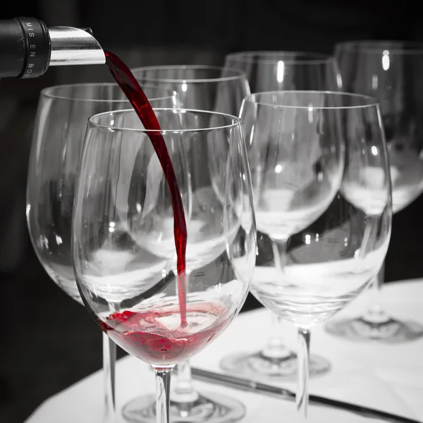 Tømming av rødvin – stockfoto