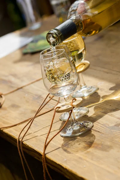 White wine at outdoor bar at summer festival — Stock Photo, Image