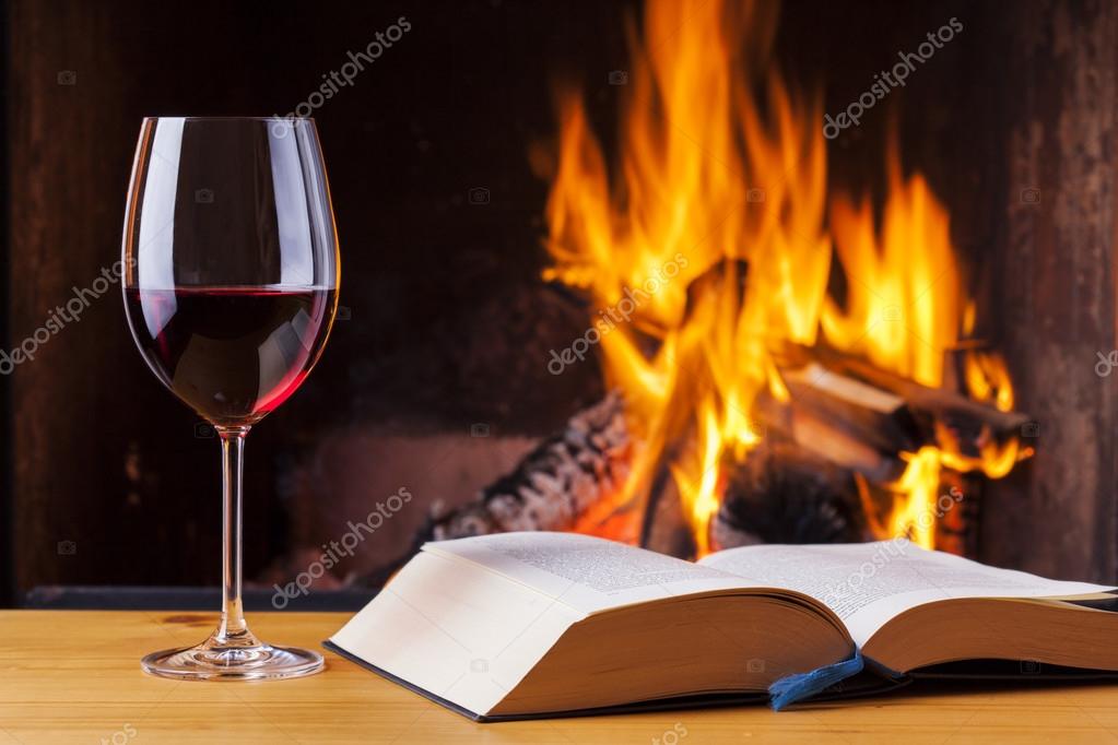 Wein und Buch am Kamin im Winter - Stockfotografie: lizenzfreie Fotos