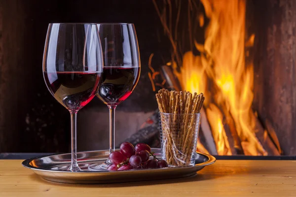 Drinks at cozy fireplace — Stock Photo, Image
