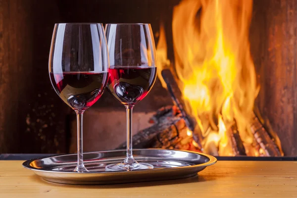 Bebidas en la acogedora chimenea — Foto de Stock