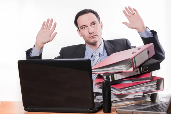 Geschäftsmann sitzt im Amt — Stockfoto