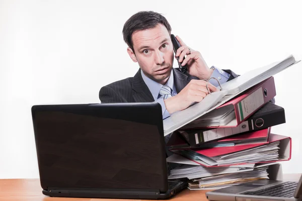 Geschäftsmann arbeitet im Büro — Stockfoto