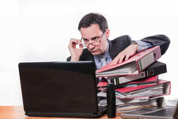 Mann arbeitet im Büro — Stockfoto