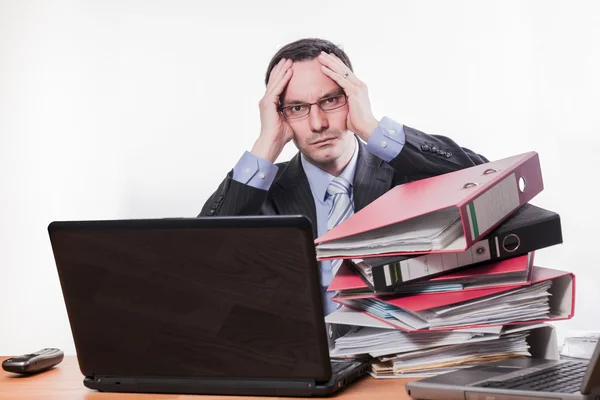 Hombre de negocios cansado sosteniendo su cabeza — Foto de Stock