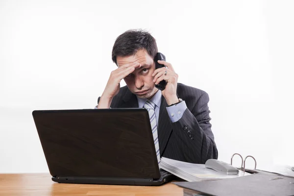 Hombre de negocios cansado llamando — Foto de Stock