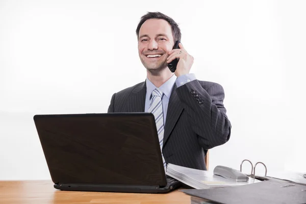 Homem de negócios sorrindo chamando — Fotografia de Stock