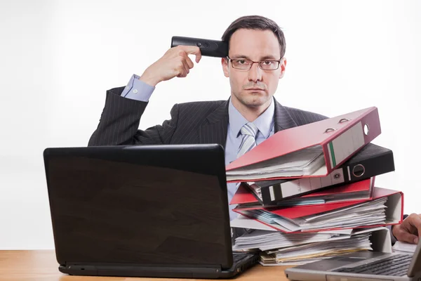 Geschäftsmann sitzt am Schreibtisch — Stockfoto