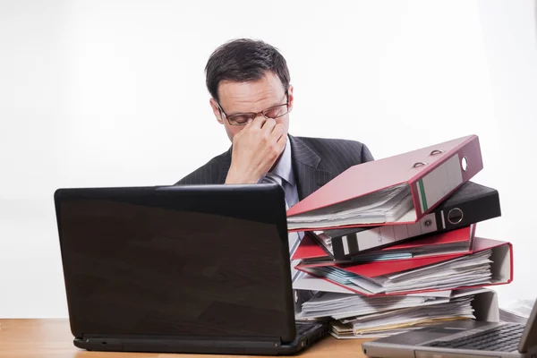 Geschäftsmann sitzt am Schreibtisch — Stockfoto