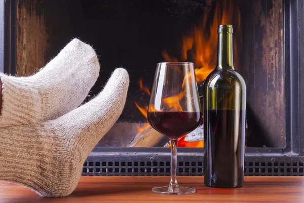 Relajarse con bebidas en la chimenea — Foto de Stock