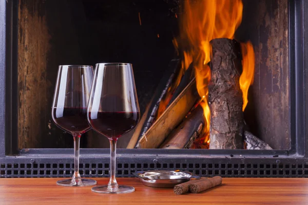 Relaxing with drinks at fireplace — Stock Photo, Image