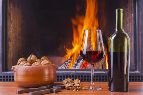 Relaxing with drinks at fireplace — Stock Photo, Image