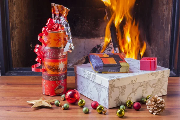 Coloridos regalos de Navidad en la chimenea —  Fotos de Stock