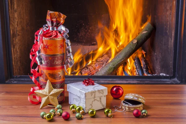 Bunte Weihnachtsgeschenke am Kamin — Stockfoto