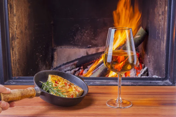 Food and drinks at fireplace — Stock Photo, Image