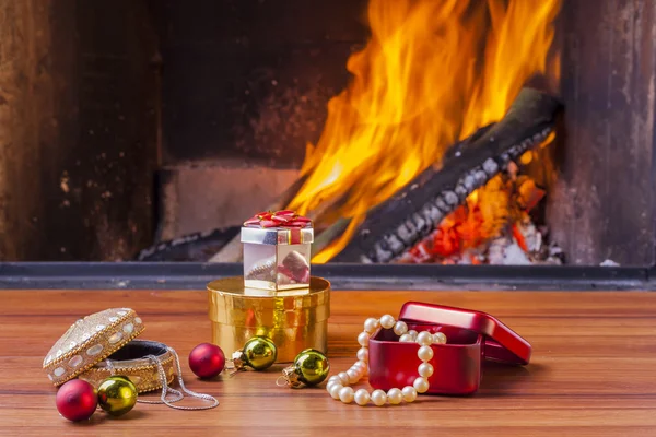 Bunte Weihnachtsgeschenke am Kamin — Stockfoto