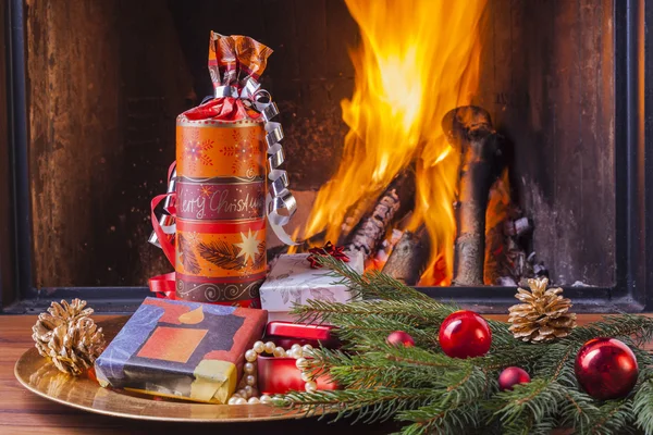 Bunte Weihnachtsgeschenke am Kamin — Stockfoto