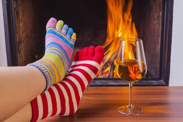 Essen und Trinken am Kamin — Stockfoto