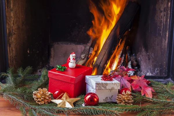 Bunte Weihnachtsgeschenke am Kamin — Stockfoto