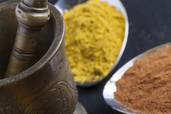 Orientalische asiatische indische Gewürze Chili Safran Saiten Kurkuma Pulver — Stockfoto