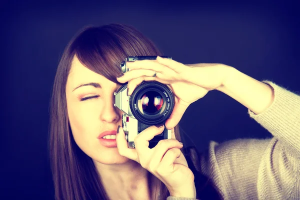 Винтажный портрет молодой женщины с кинокамерой — стоковое фото