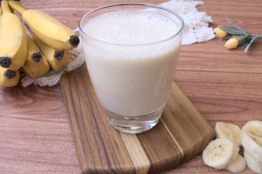 Hafif arka planda cam kavanozda muzlu içecek. Sağlıklı yemek.