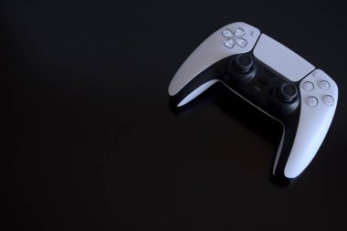 Brezilya, SP - 30 Ağustos 2021: New Sony PlayStation 5 Kontrolörü siyah arkaplanda izole edildi. Çift Duygu