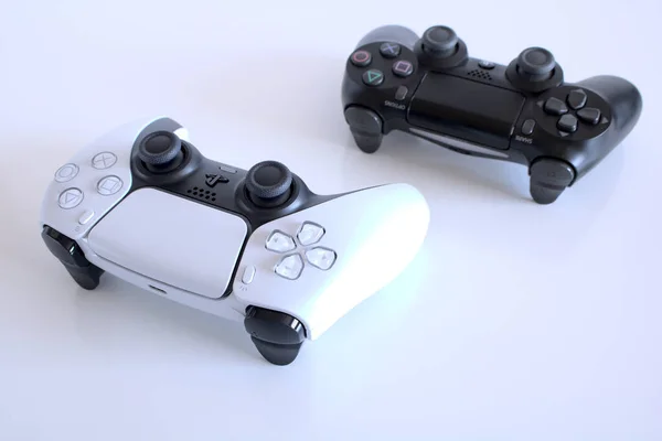 Brezilya Ağustos 2021 New Sony Playstation Denetleyici Eski Playstation Kontrolörü — Stok fotoğraf