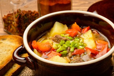 Et ve sebze ile gulaş Macar çorbası.