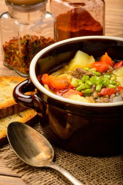 Macar çorbası gulash et ve sebze ile.