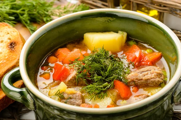 Венгерский суп гулаш с мясом и овощами . — стоковое фото